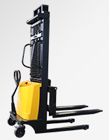 南寧鐵路貨站冠航電動堆垛機貨運搬運新活力